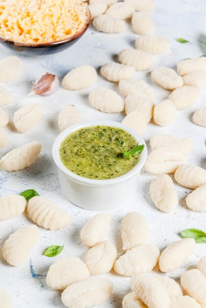 Gnocchi di patate fatti in casa crudi crudi con farina