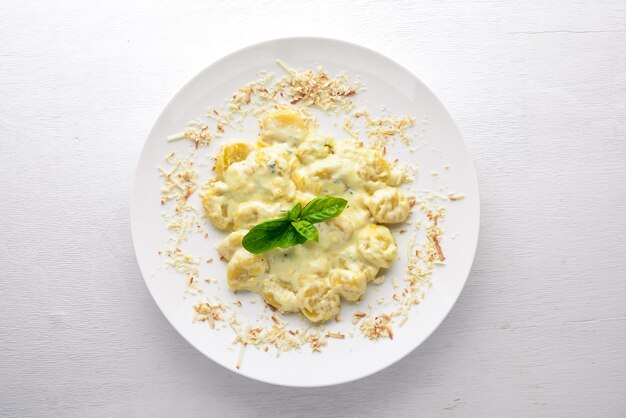 Gnocchi di patate Formaggio e salsa di panna Vista dall'alto Spazio libero per il testo Su uno sfondo di legno