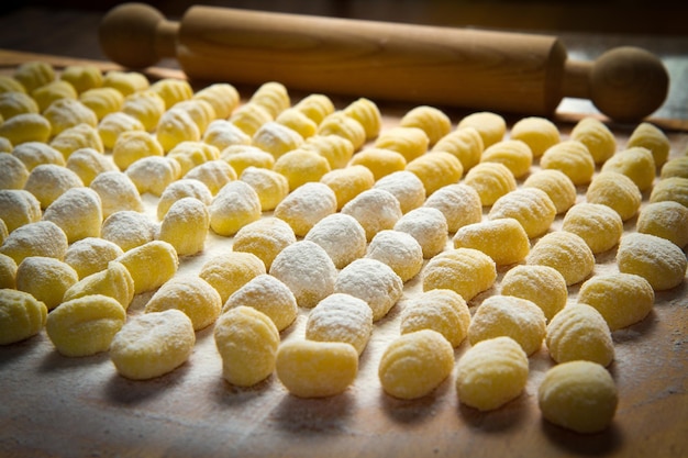 Gnocchi di patate freschi fatti in casa pronti per la cottura