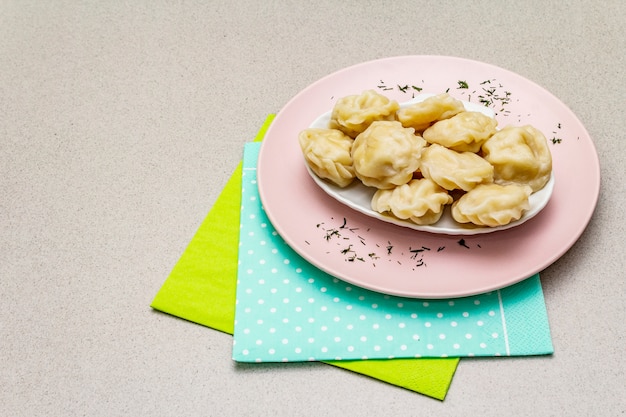 Gnocchi Di Pesce. Il concetto di cibo sano per i bambini.