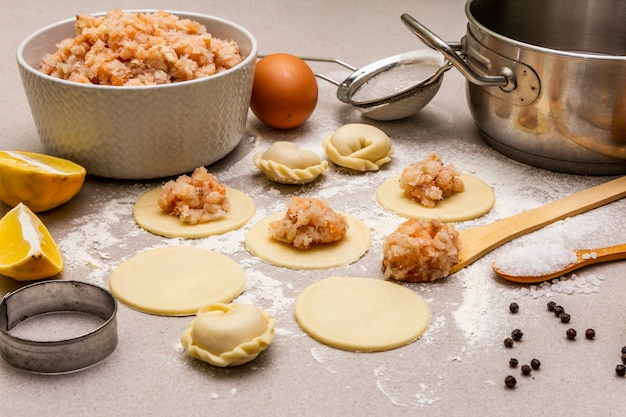 Gnocchi Di Pesce. Ingredienti per la cucina casalinga. Pasta fresca, pesce, spezie, attrezzatura da cucina.