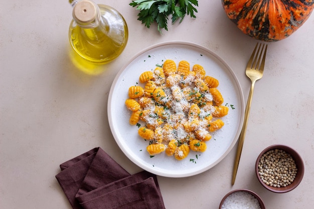 Gnocchi di zucca con parmigiano ed erbe aromatiche Alimentazione sana Cibo vegetariano