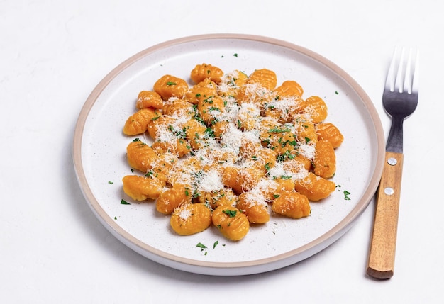 Gnocchi di zucca con parmigiano ed erbe aromatiche Alimentazione sana Cibo vegetariano