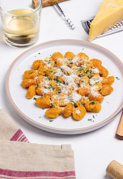 Gnocchi di zucca con parmigiano ed erbe aromatiche Alimentazione sana Cibo vegetariano