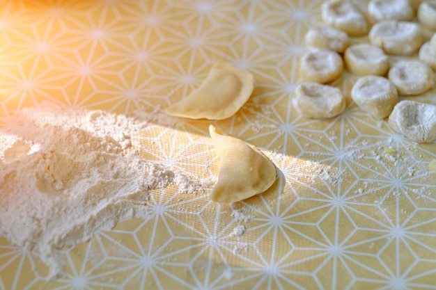 Gnocchi e pasta per la cottura nella farina sul tavolo