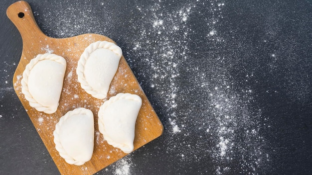 Gnocchi fatti a mano su una tavola di legno