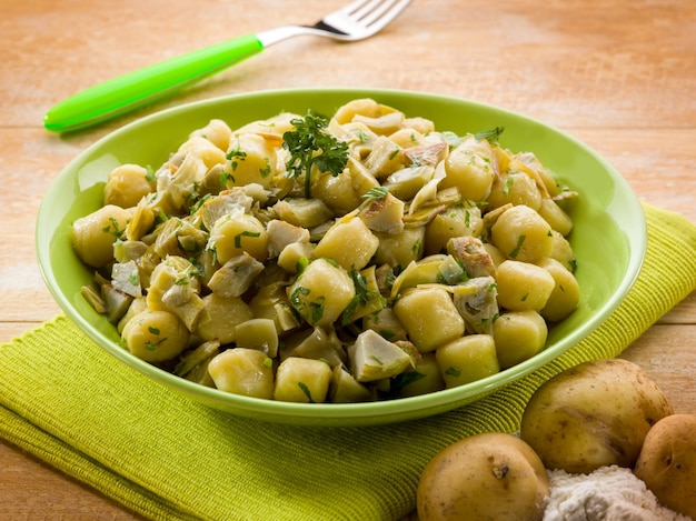 Gnocchi fatti in casa con carciofi cibo vegetariano