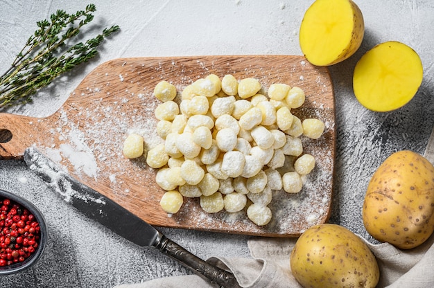 Gnocchi fatti in casa crudi a bordo nero