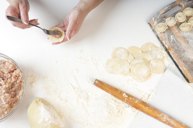 Gnocchi fatti in casa in cucina senza decorazioni. fare gnocchi con carne di maiale macinata, manzo e pollo