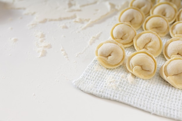 Gnocchi fatti in casa in cucina senza decorazioni. fare gnocchi con carne di maiale, manzo e pollo macinata