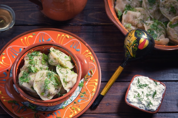 gnocchi fatti in casa in una ciotola colorata serviti su un tavolo di legno