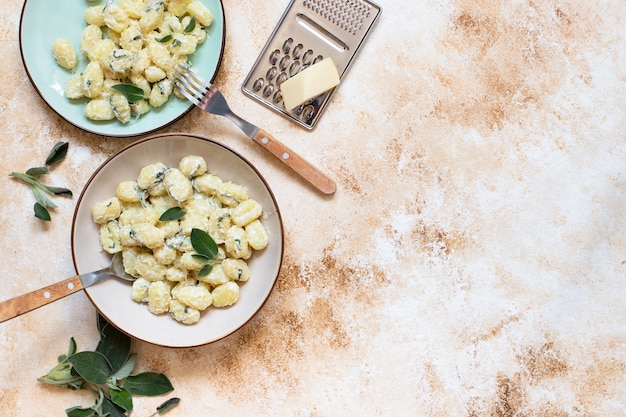 Gnocchi fatti in casa italiani con burro, formaggio e salvia