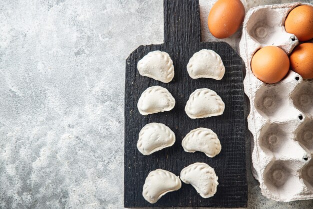 gnocchi fatti in casa verdure ripiene vareniki crudo o porzione di carne pronta da mangiare spuntino pasto