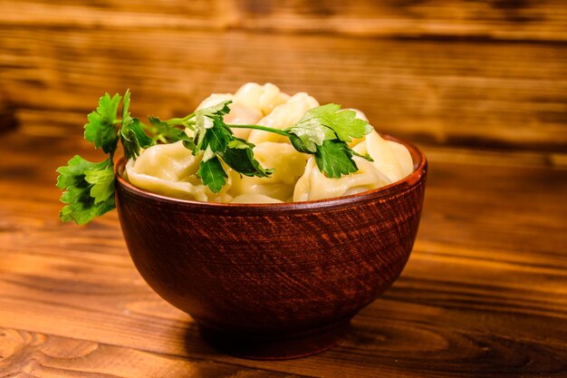 Gnocchi freschi in ciotola di ceramica sulla tavola di legno