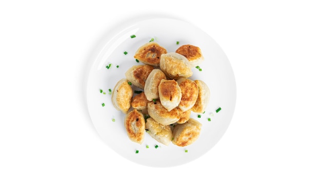 Gnocchi fritti con patate e cipolla verde isolati.