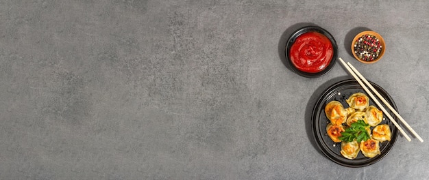 Gnocchi fritti con salsa di pomodoro e mix di pepe Cucina vegana moderna dura luce ombra scura