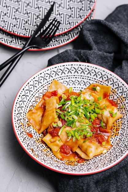 Gnocchi fritti gyoza con cipolle vista dall'alto