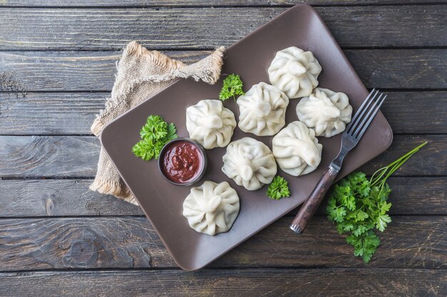 Gnocchi georgiani Khinkali con carne, verdure e salsa piccante al pomodoro Satsebeli