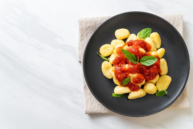 gnocchi in salsa di pomodoro con formaggio - stile alimentare italiano