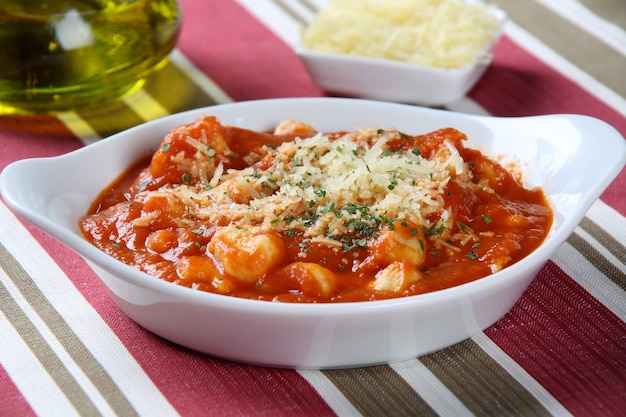 Gnocchi italiani fatti in casa con salsa rossa e formaggio.