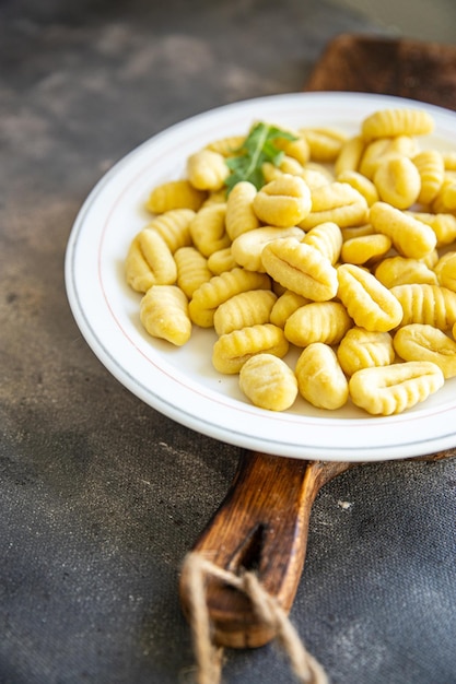 gnocchi pasta di patate crude cucina pasto fresco cibo spuntino sul tavolo copia spazio cibo sfondo