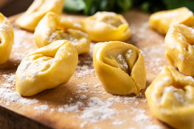 Gnocchi pelmeni crudi sulla tavola di legno rustica