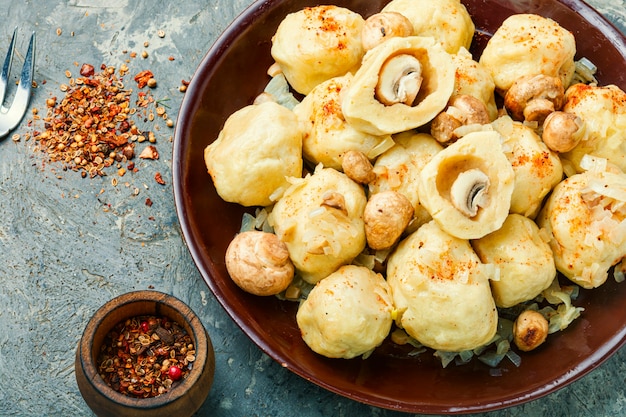 Gnocchi pigri con funghi.