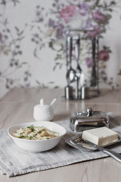 Gnocchi, ripieni di patate e serviti con burro e finocchi.