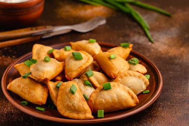 Gnocchi ripieni di purè di patate piatto russo ucraino o polacco varenyky vareniki pierogi pyrohy