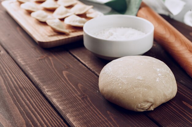 Gnocchi russi ripieni crudi su tavola di legno