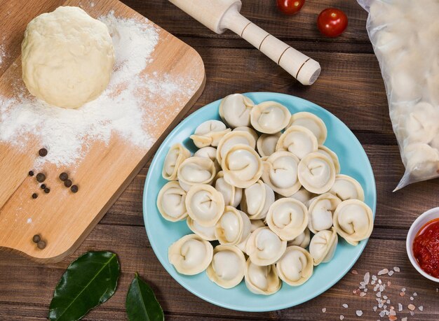 Gnocchi semilavorati su un piatto su fondo di legno