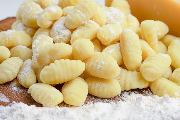 Gnocchi su fondo bianco con farina