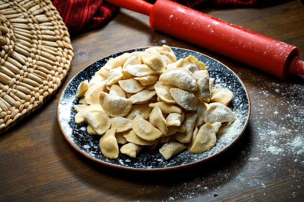 Gnocchi surgelati ucraini tradizionali con carne in un piatto di argilla Cucina ucraina