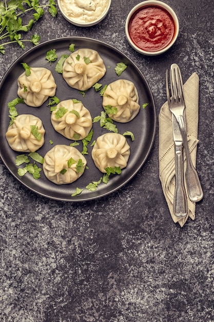 Gnocchi tradizionali al vapore Khinkali con salsa di pomodoro e tartaro