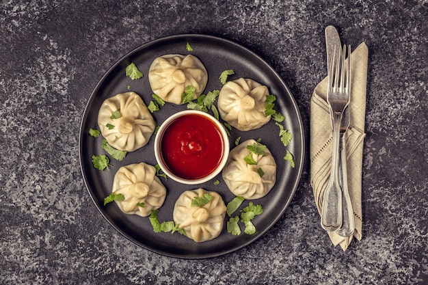 Gnocchi tradizionali al vapore Khinkali con salsa di pomodoro e tartaro