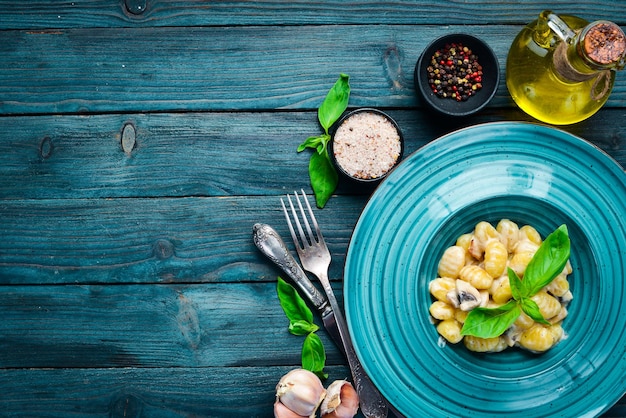 Gnocci Nel piatto Cucina tradizionale italiana Gnocchi di patate Vista dall'alto Spazio libero per il testo Stile rustico