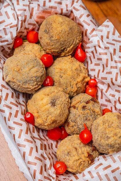 Gnocco di fagioli fritti feijoada coxinha tipico cibo brasiliano con peperoni