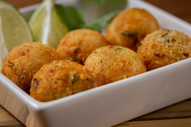 Gnocco di merluzzo. Spuntino brasiliano tradizionale. Bunuelos de bacalão.