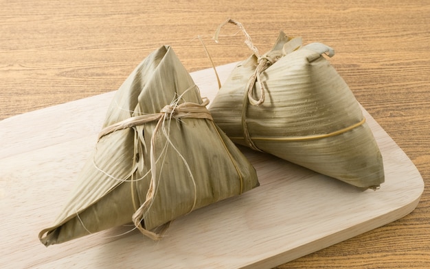 Gnocco di riso appiccicoso o Zongzi servito su tavola di legno