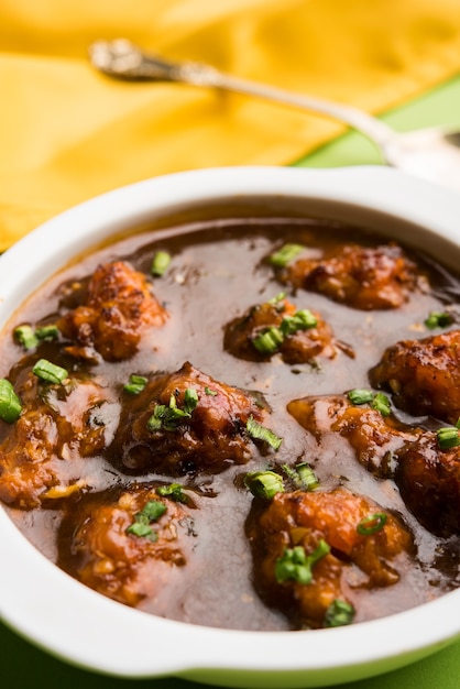 Gobi Manchurian secco o con sugo - Cibo di strada popolare dell'India fatto di fiori di cavolfiore, fuoco selettivo