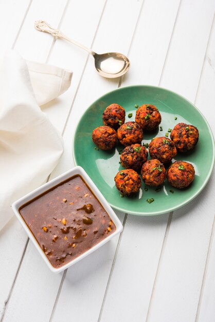 Gobi Manchurian secco o con sugo - Cibo di strada popolare dell'India fatto di fiori di cavolfiore, fuoco selettivo