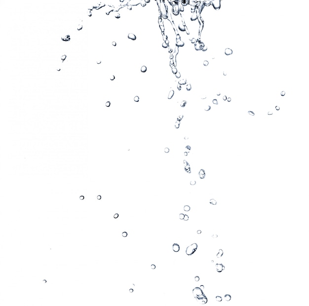Gocce d'acqua che cadono isolato su sfondo bianco.