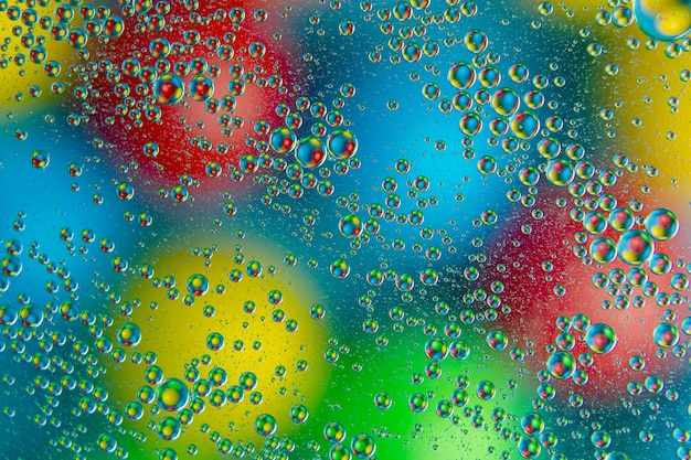 Gocce d'acqua colorate su vetro