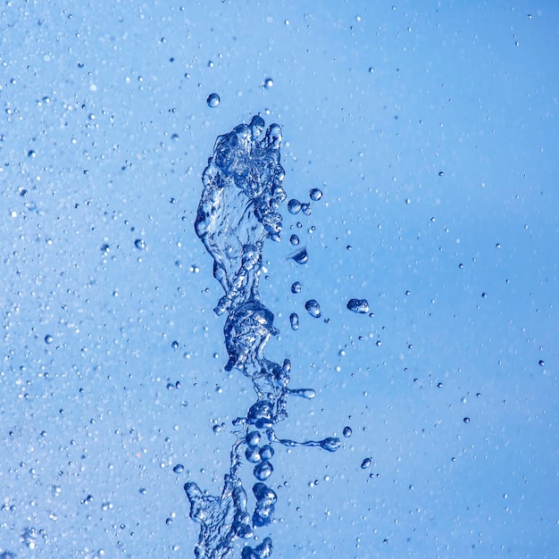 Gocce d'acqua della fontana nel cielo