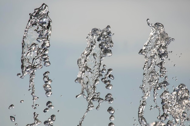 Gocce d'acqua della fontana nel cielo