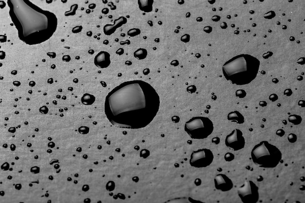 Gocce d&#39;acqua spruzzate sul pavimento nero
