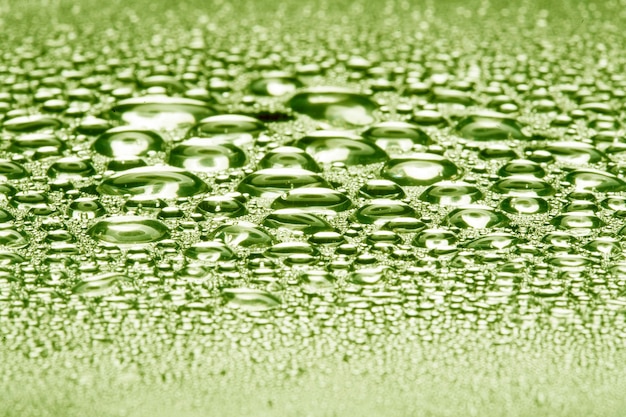 Gocce d'acqua su metallo verde una bella trama insolita