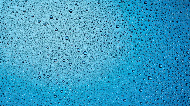 Gocce d'acqua su sfondo blu trasparente