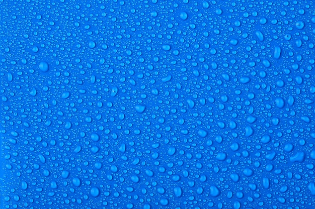 Gocce d'acqua su sfondo blu