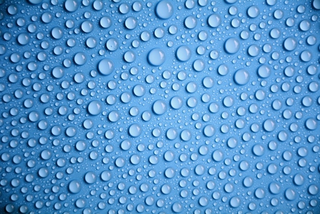 Gocce d&#39;acqua su sfondo blu